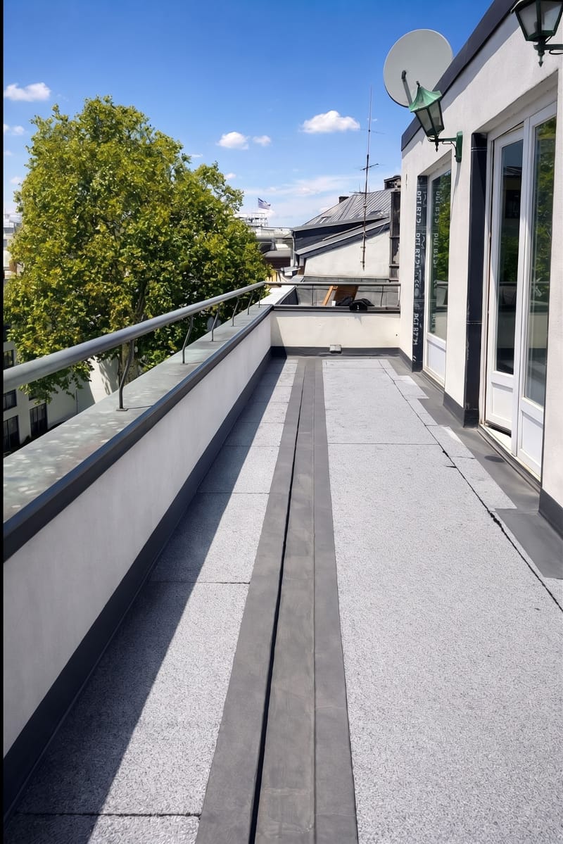 Fertige Dachterrasse mit bituminöser Abdichtung und Anschlüssen aus Flüssigkunststoff (PMMA)